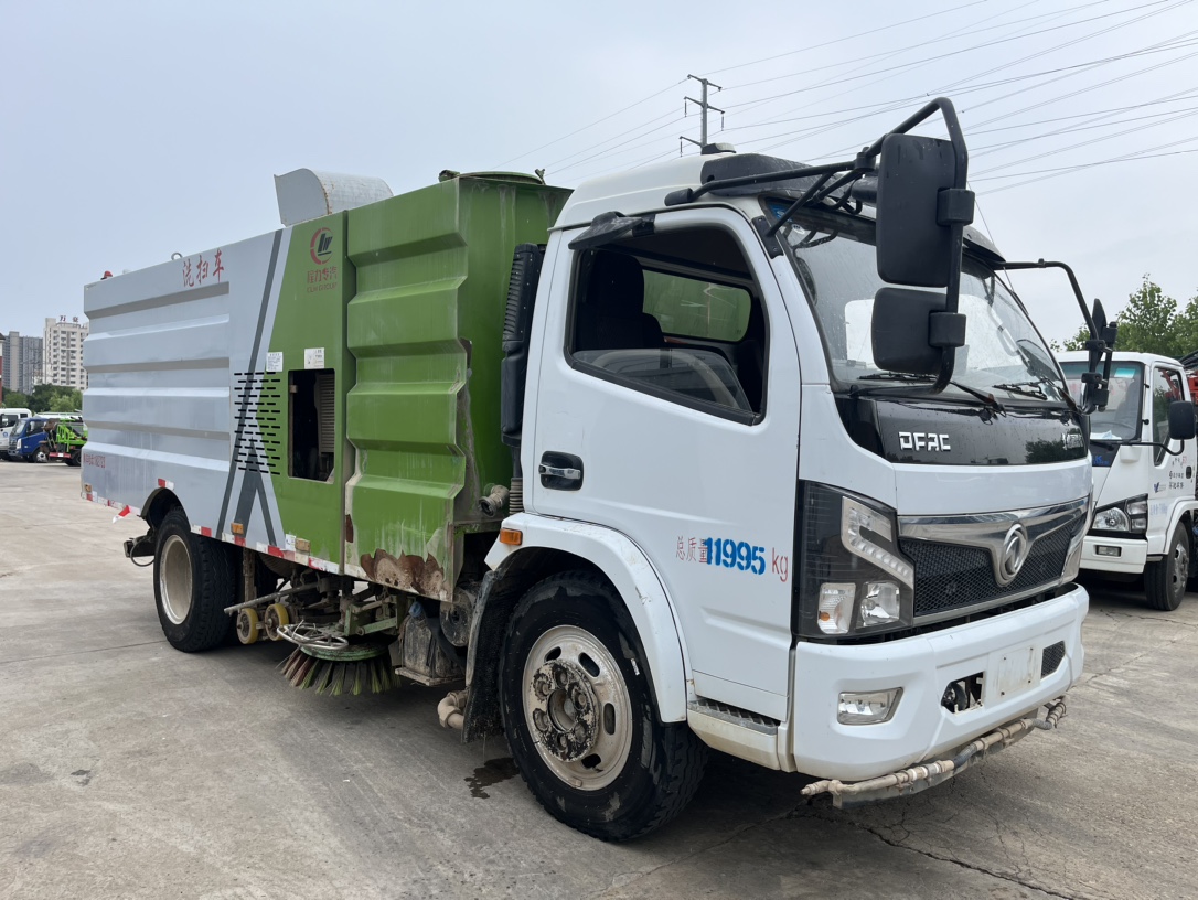 二手國六8方洗掃 2??年份：2021年4月 3??發動機：云內150馬力，國六 4??底盤配置：東風福瑞卡底盤，3800軸距，825鋼絲胎，六檔變速箱。 5?